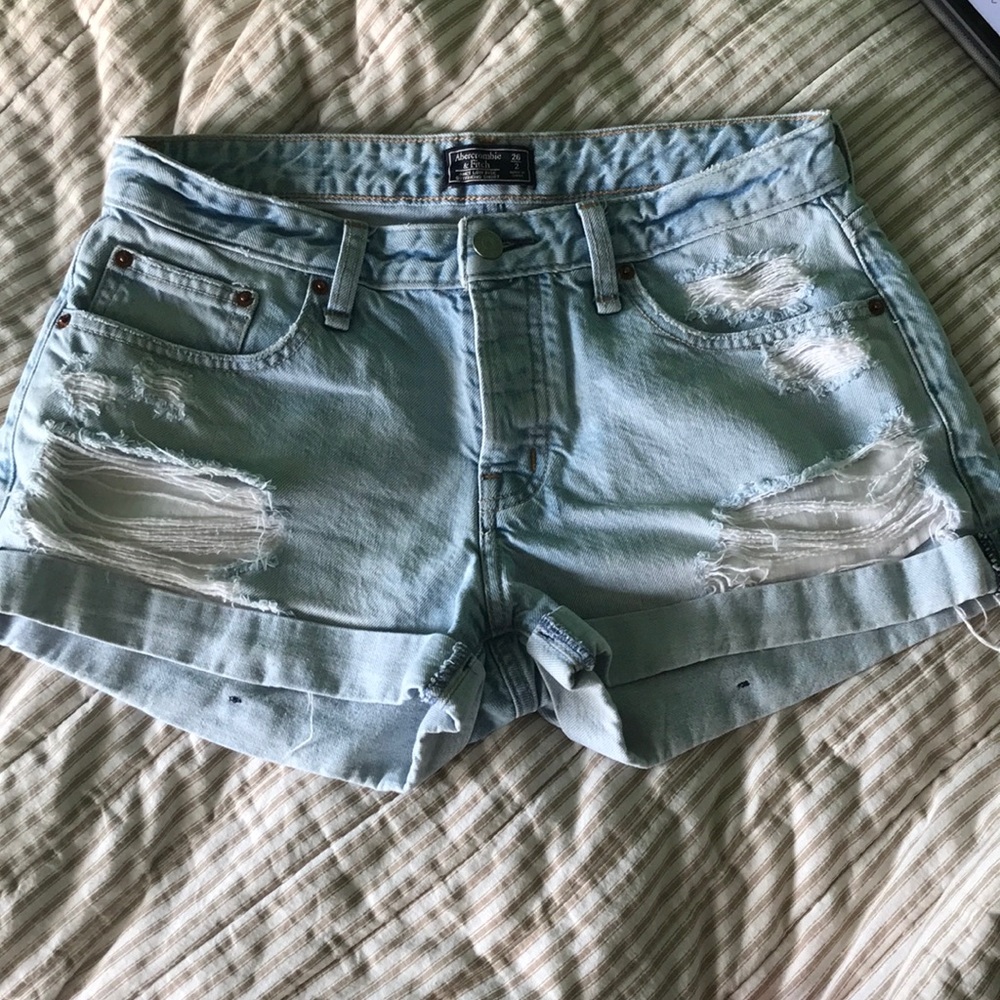 Abercrombie and fitch Ames low rise boyfriend jean shorts size 2/26